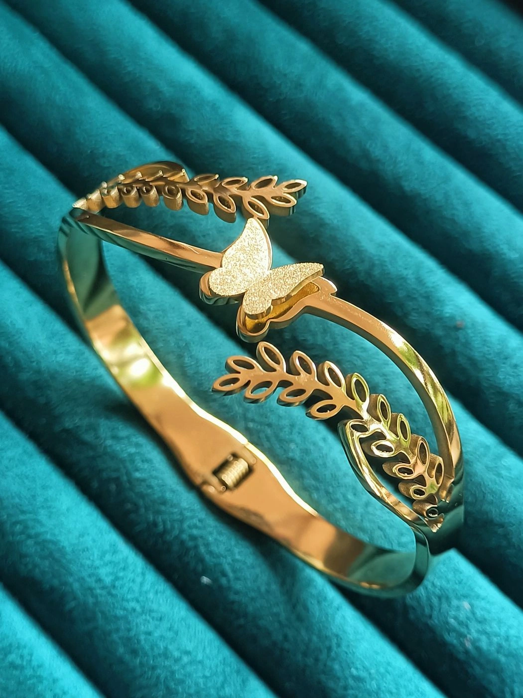 Golden flutter leaf bangle